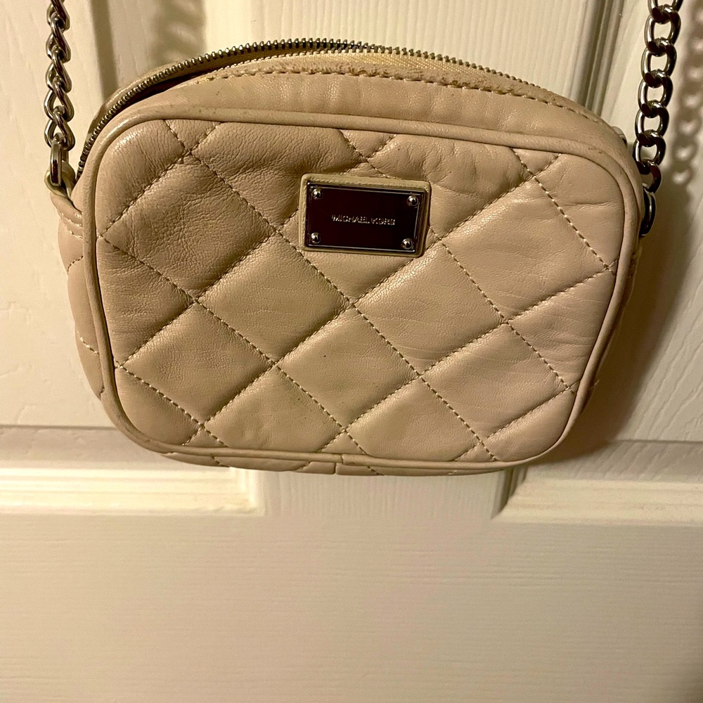 Crossbody small purse. Silver chain strap.